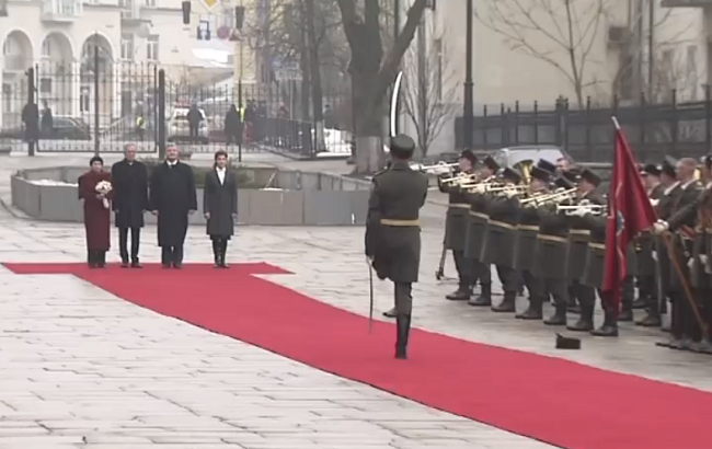 Не растерялся: реакция Порошенко на упавшую шапку военного всколыхнула сеть (видео)